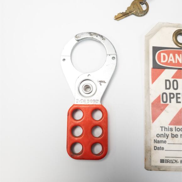 Master Lock Lockout Tagout Set - 2 Locks, 2 Hasps and Danger Tag Safety - Picture 3 of 7